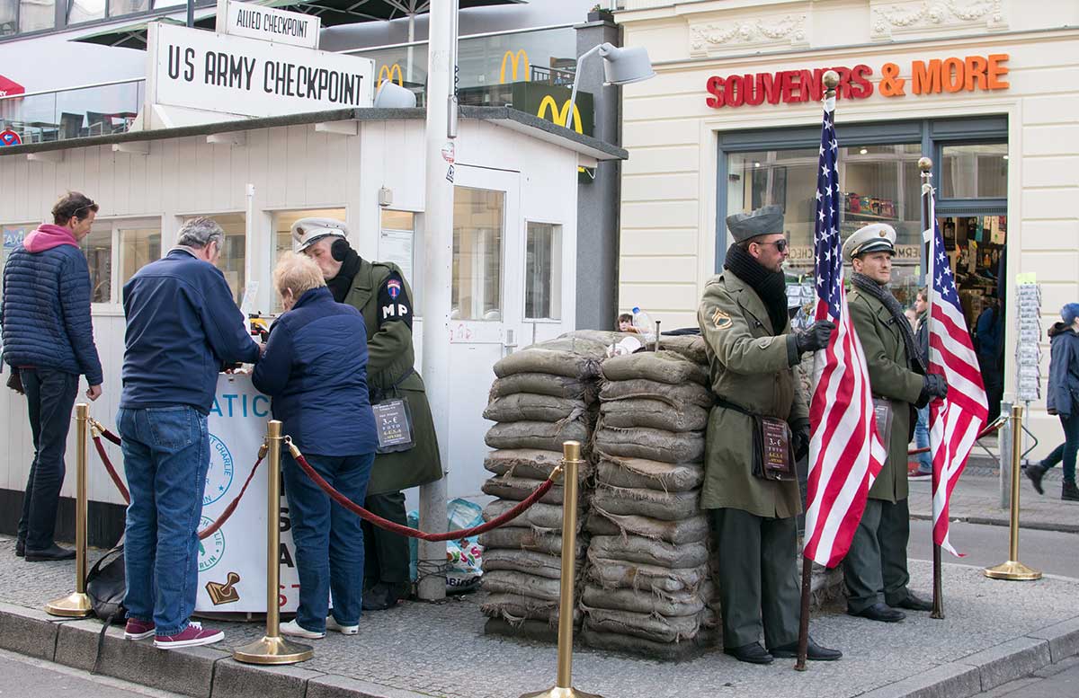 24 Stunden Trip - 10 Ausflugstipps für Berlin checkpoint charlie