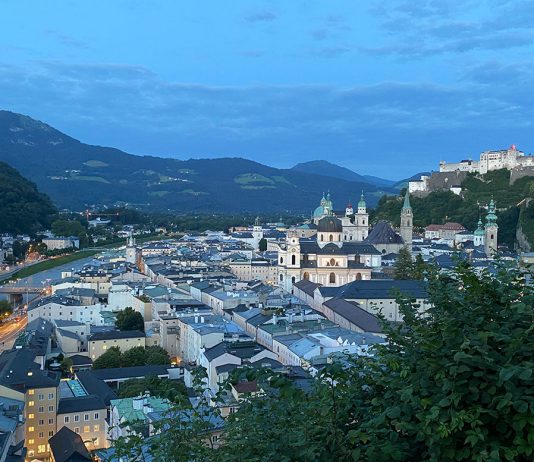24 Stunden in Salzburg – Ausflugstipps für Familien 24-Stunden-in-Salzburg-Ausflugstipps-für-Familien-mönchberg-bei-nacht