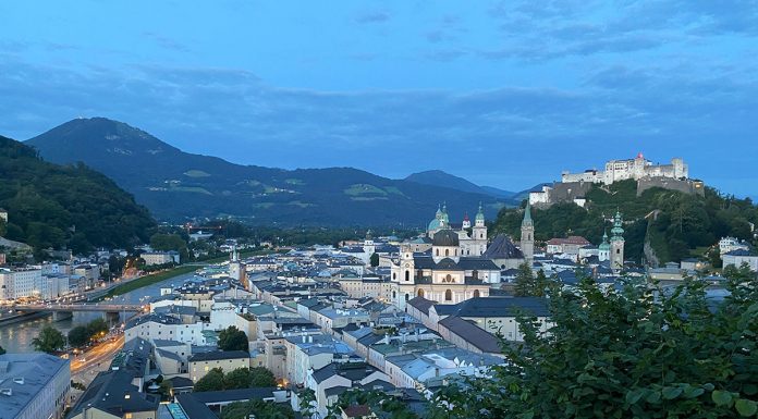 24 Stunden in Salzburg – Ausflugstipps für Familien 24-Stunden-in-Salzburg-Ausflugstipps-für-Familien-mönchberg-bei-nacht