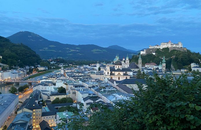 24-Stunden-in-Salzburg-Ausflugstipps-für-Familien-mönchberg-bei-nacht