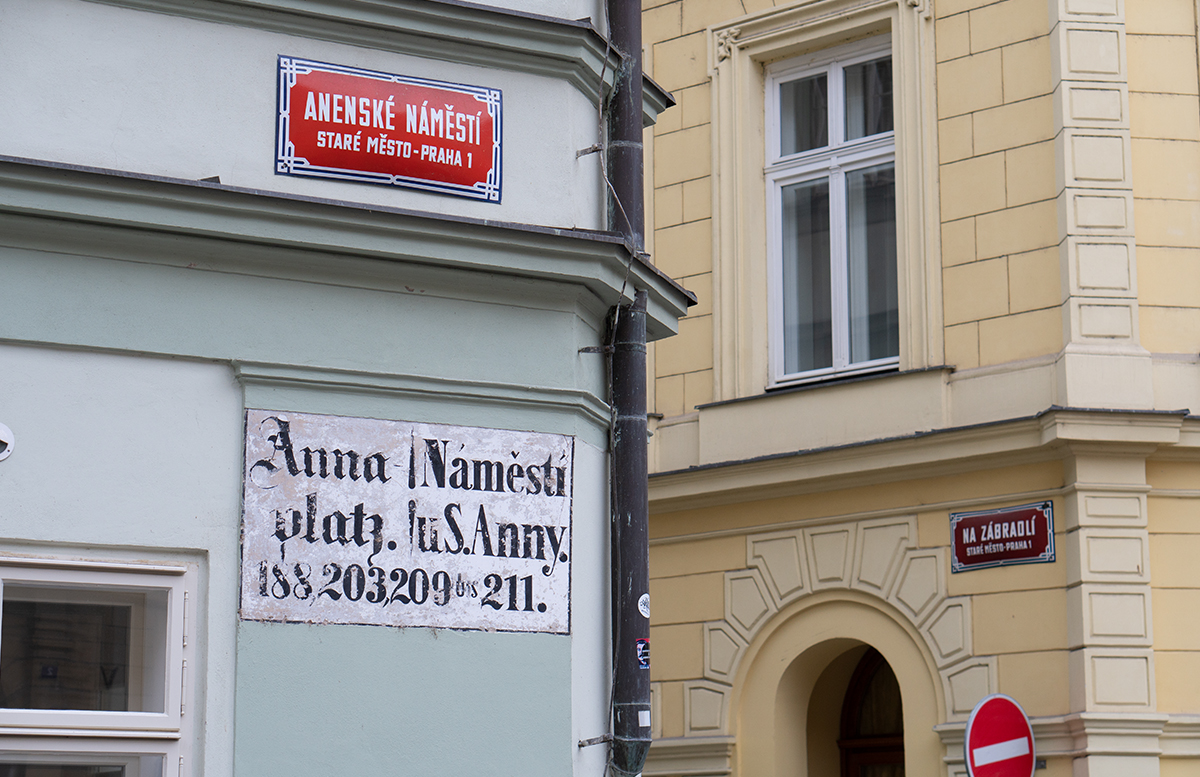 5 Ausflugstipps für Prag mit Kindern zweisprachige straßenschilder
