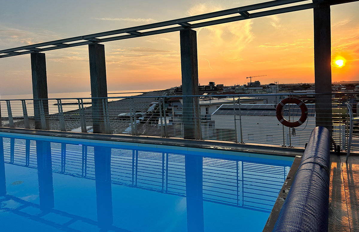 5-Ausflugsziele-für-Familien-in-Caorle-pool-am-dach