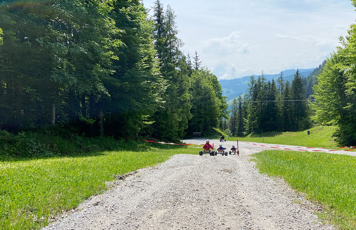 6-Ausflugstipps-für-Familien-in-Maria-Alm-mountaincart-abfahrt