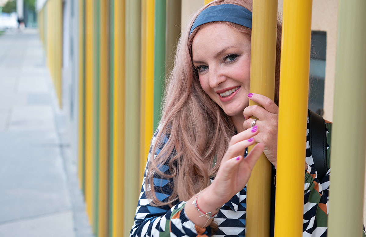 70er-Jahre-Revival-Herbst-Outfit-detail-gesicht-bei-stange