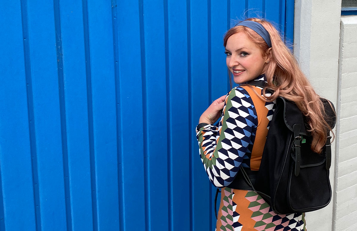 70er-Jahre-Revival-Herbst-Outfit-rucksack-am-rücken