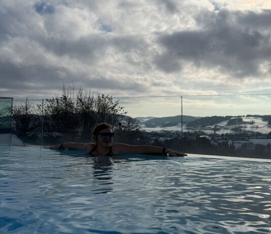 aigo Familienhotel in Aigen im Mühlkreis – Familienurlaub in Oberösterreich AIGO-Familienhotel-in-Aigen-im-Mühlkreis-vicky-im-pool