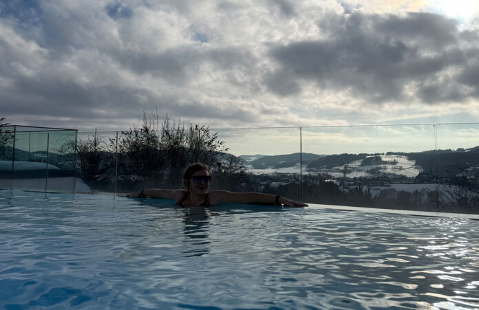 aigo Familienhotel in Aigen im Mühlkreis – Familienurlaub in Oberösterreich AIGO-Familienhotel-in-Aigen-im-Mühlkreis-vicky-im-pool