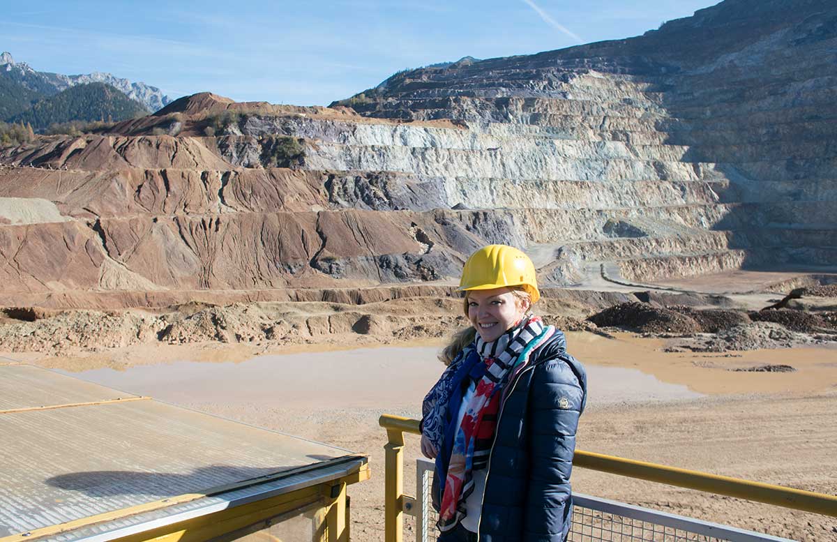 abenteuer-erzberg-schaubergwerk-und-haulys-abenteuerfahrt-vicky-vor-bergwerk