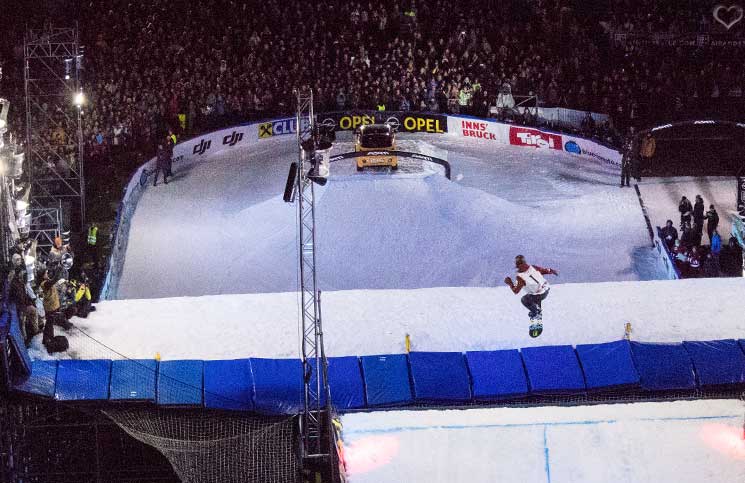 Air-and-Style-Innsbruck-Snowboarder-beim-Sprung