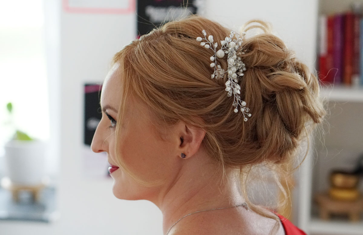 All-inkl.-Service-für-die-Hochzeit-Brautstyling-mit-Airbrush-Makeup-frisur-seite