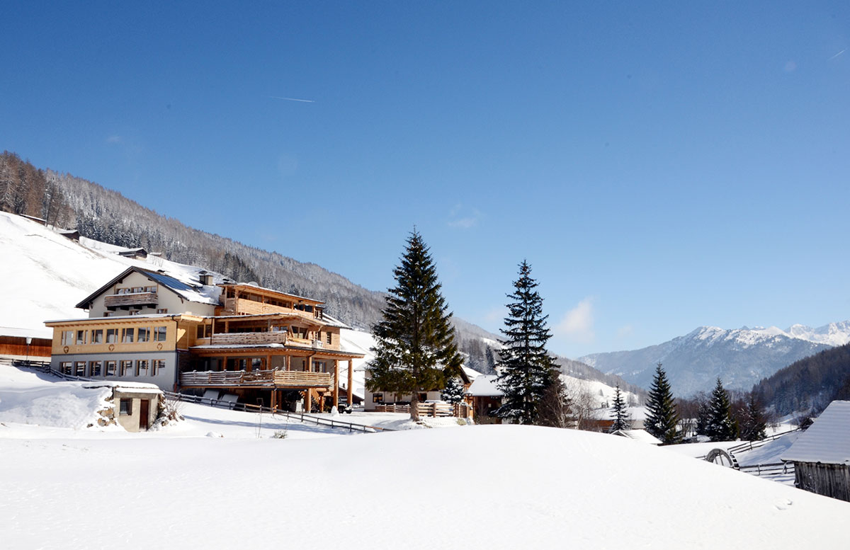 Almis Berghotel in Obernberg im Wipptal großaufnahme im schnee