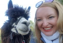 Alpaka Wanderung und Draisinenfahrt im Weinviertel Alpaka-Wanderung-und-Draisinenfahrt-im-Waldviertel-vicky-und-alpaka-selfie