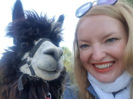 Alpaka-Wanderung-und-Draisinenfahrt-im-Waldviertel-vicky-und-alpaka-selfie