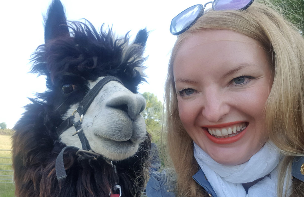 Alpaka-Wanderung-und-Draisinenfahrt-im-Weinviertel-vicky-und-alpaka-selfie