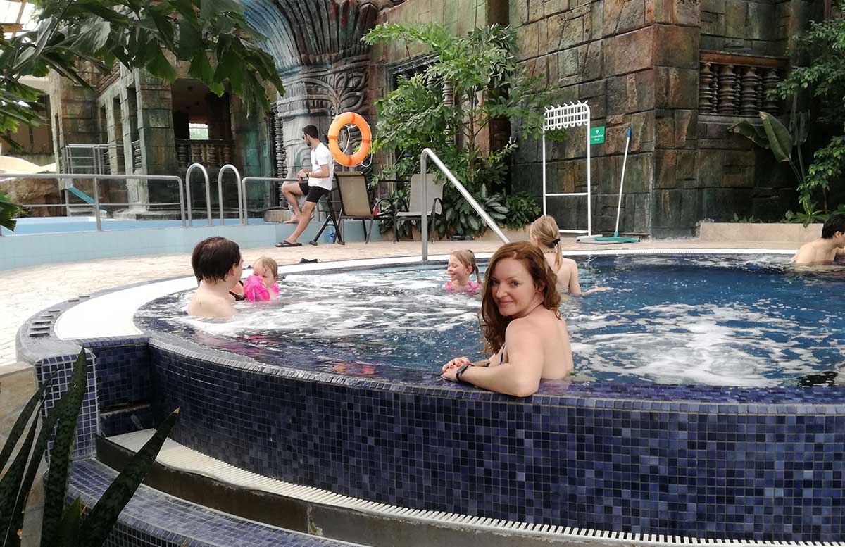Aquaworld Resort Budapest und der Water Park vicky im pool
