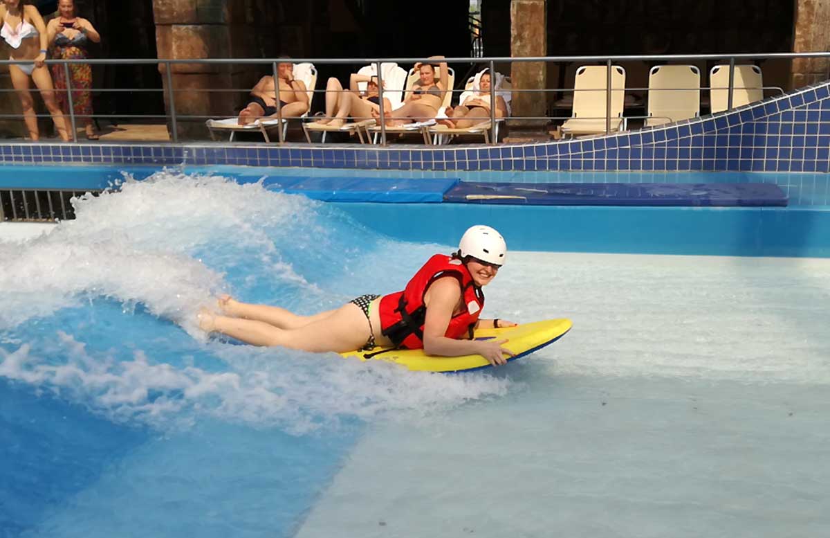 Aquaworld Resort Budapest und der Water Park wellenreiten