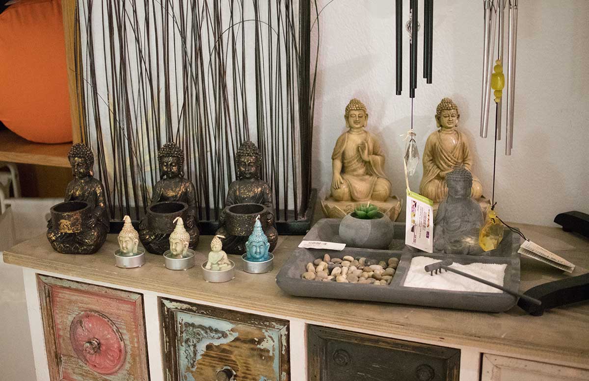 Aroma-Salon-Haare-färben-mit-Henna-figuren-im-shop