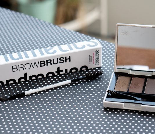 Augenbrauen formen und stylen mit Andmetics Augenbrauen formen und stylen mit Andmetics augenbrauenpuder.jpg