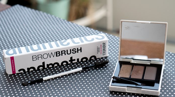 Augenbrauen formen und stylen mit Andmetics Augenbrauen formen und stylen mit Andmetics augenbrauenpuder.jpg