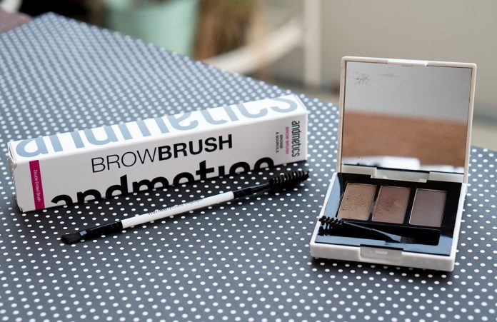 Augenbrauen formen und stylen mit Andmetics augenbrauenpuder Augenbrauen formen und stylen mit Andmetics augenbrauenpuder.jpg