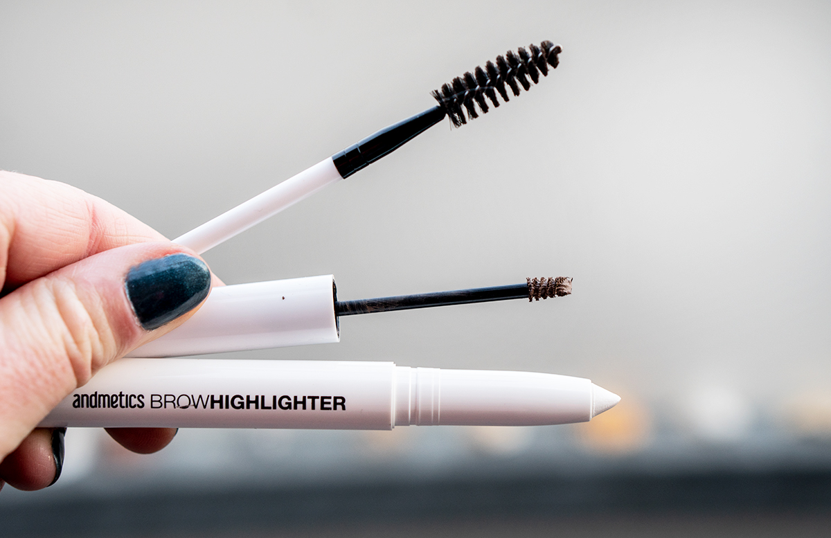 Augenbrauen formen und stylen mit Andmetics augenbrauen mascara highlighter bürstchen