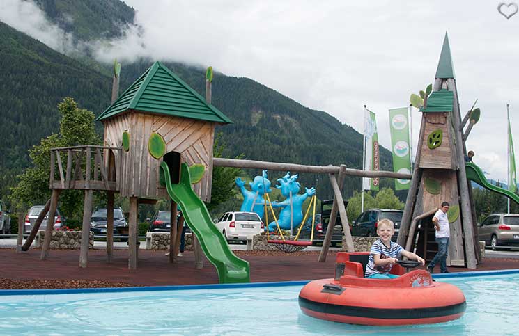 Ausflug-zum-Familien-Erlebnispark-am-Geisterberg-in-St.-Johann-boot-fahren