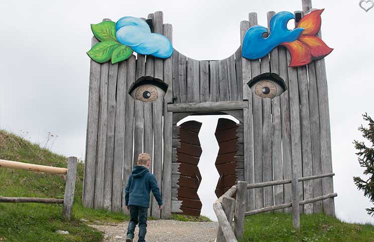 Ausflug-zum-Familien-Erlebnispark-am-Geisterberg-in-St.-Johann-eingang