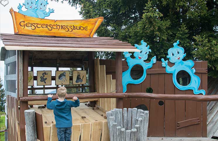 Ausflug-zum-Familien-Erlebnispark-am-Geisterberg-in-St.-Johann-geisterschiessbude