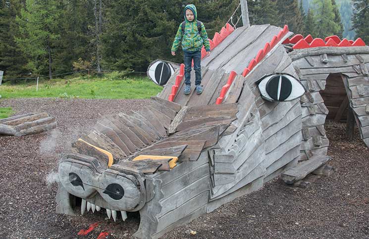 Ausflug-zum-Familien-Erlebnispark-am-Geisterberg-in-St.-Johann-rauchende-drache