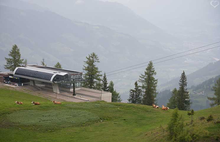 Ausflug-zum-Familien-Erlebnispark-am-Geisterberg-in-St.-Johann-seilbahn-fahrt