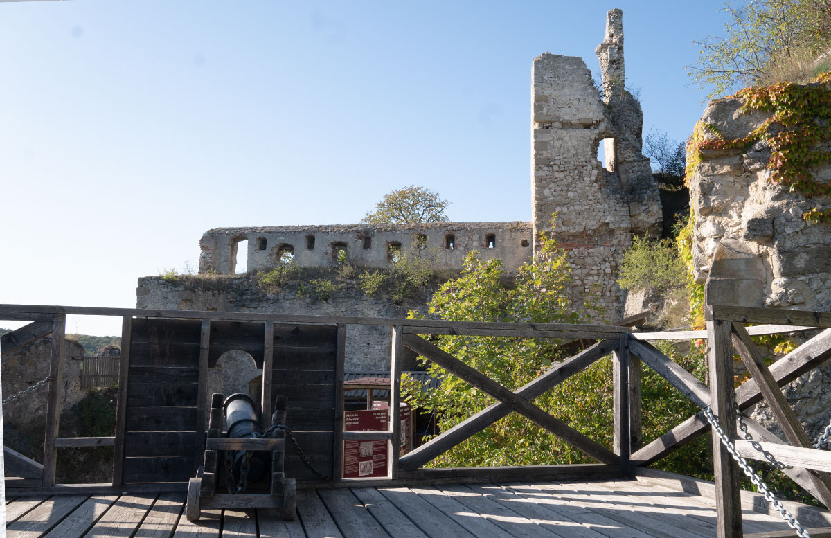 Ausflug-zur-Burg-Falkenstein-und-E-Bike-Tour-in-Poysdorf-kanone