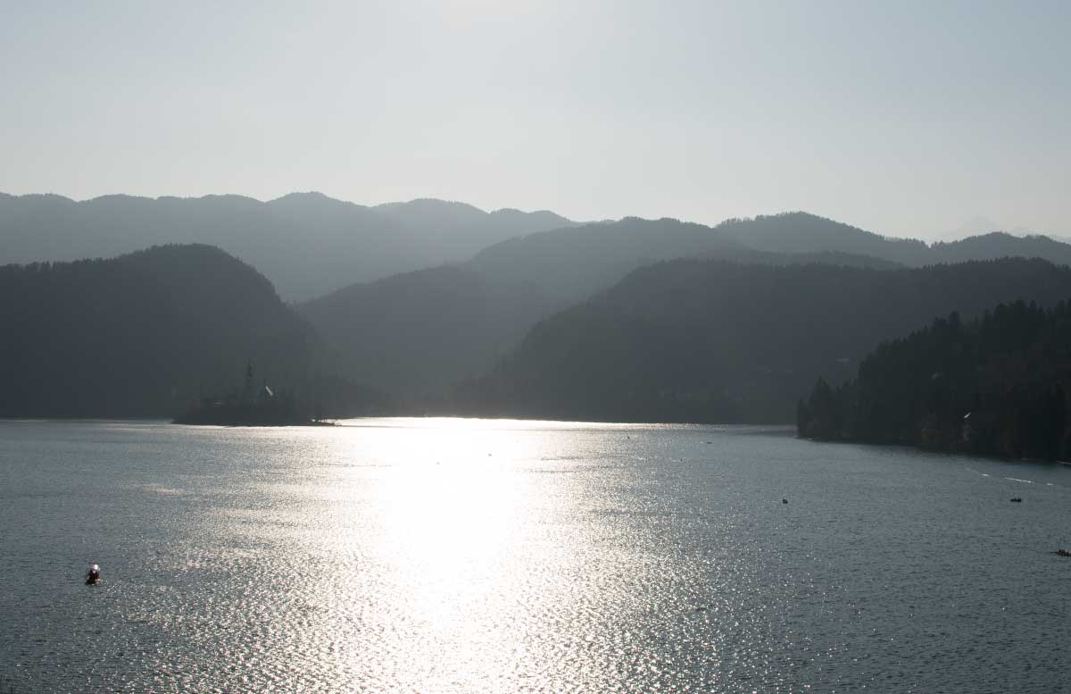 Ausflug zur Insel am See in Bled glitzernder see