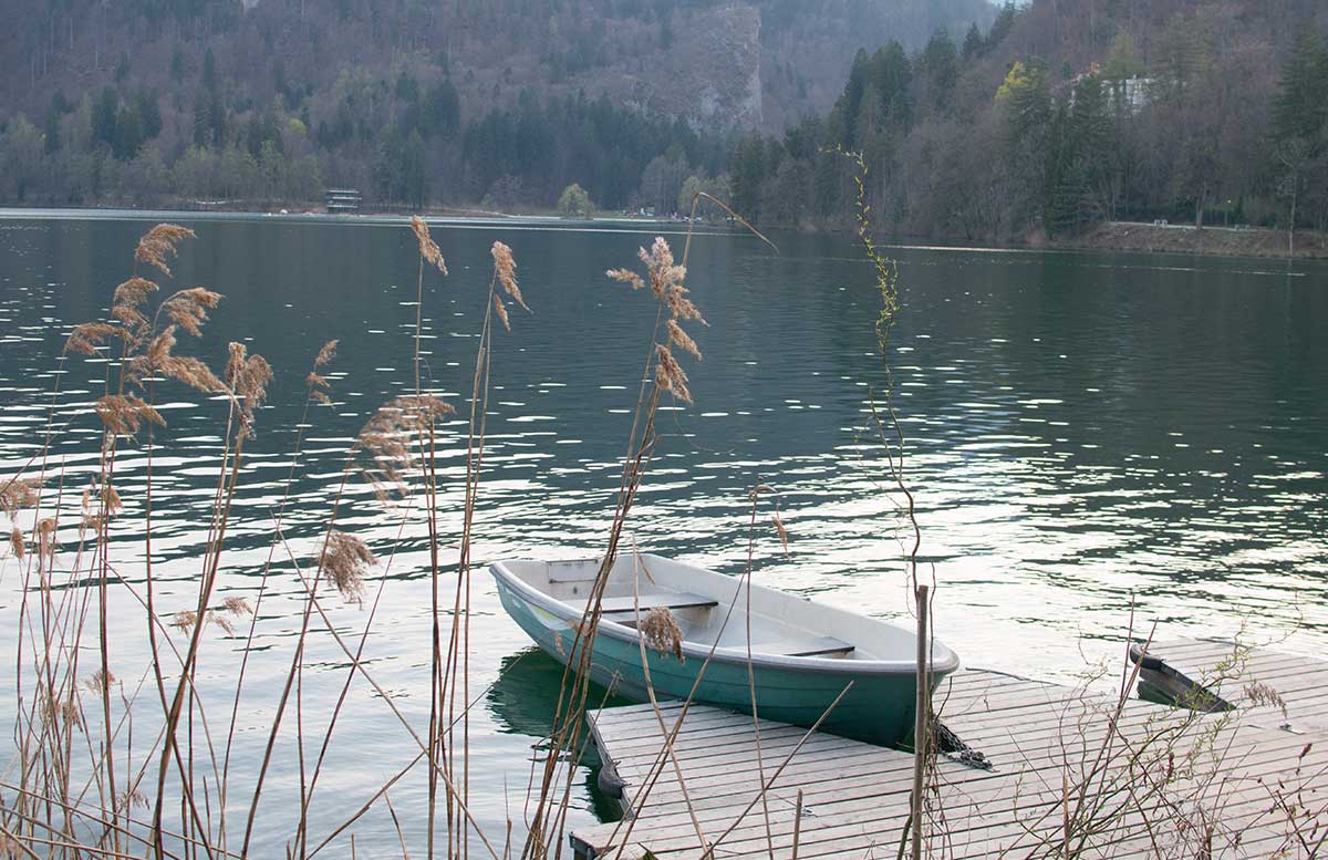 Ausflug zur Insel am See in Bled boot im wasser