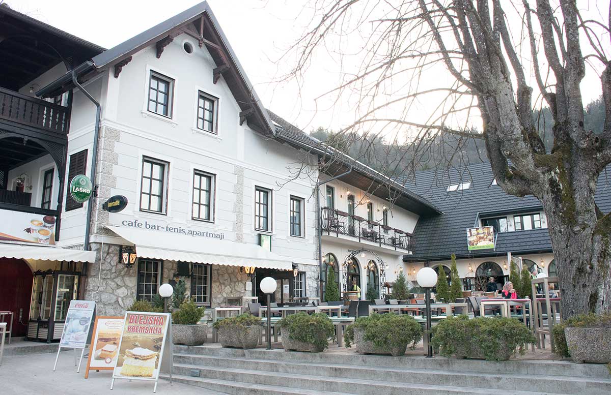 Ausflug zur Insel am See in Bled rundgang um den see