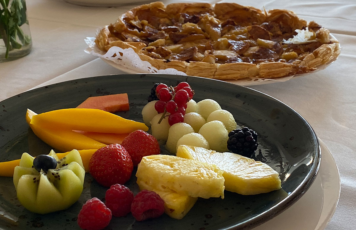 Ausflug-zur-schönsten-Bucht-in-Pollensa-früchte-und-kuchen