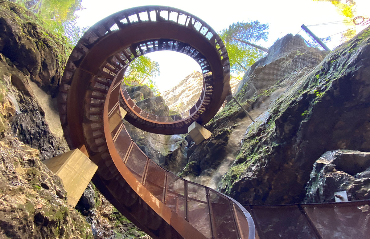 Ausflugstipps-für-St.-Johann-Liechtensteinklamm-und-Geisterberg-treppe-hinauf