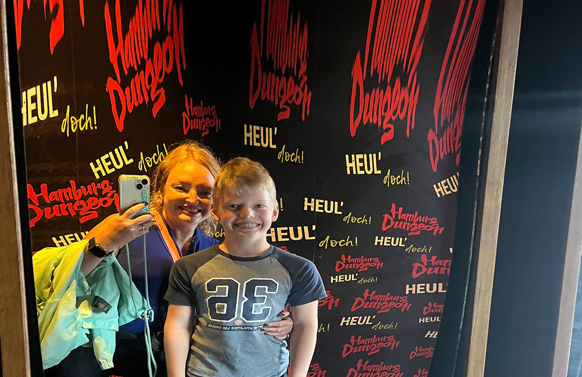 Ausflugsziele-für-Kinder-in-Hamburg-bei-Regen-mutter-und-sohn