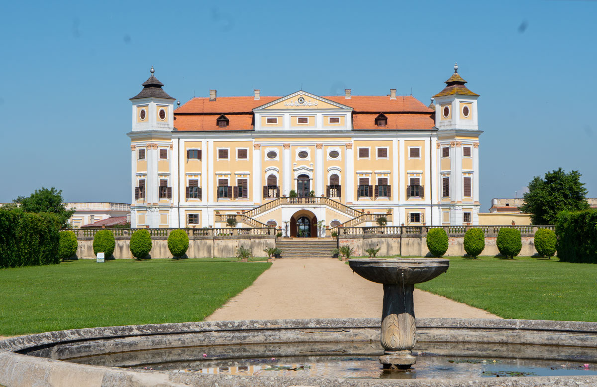 Ausflugsziele-für-Familien-in-Südmähren-schloss-milotice-front-mit-brunnen