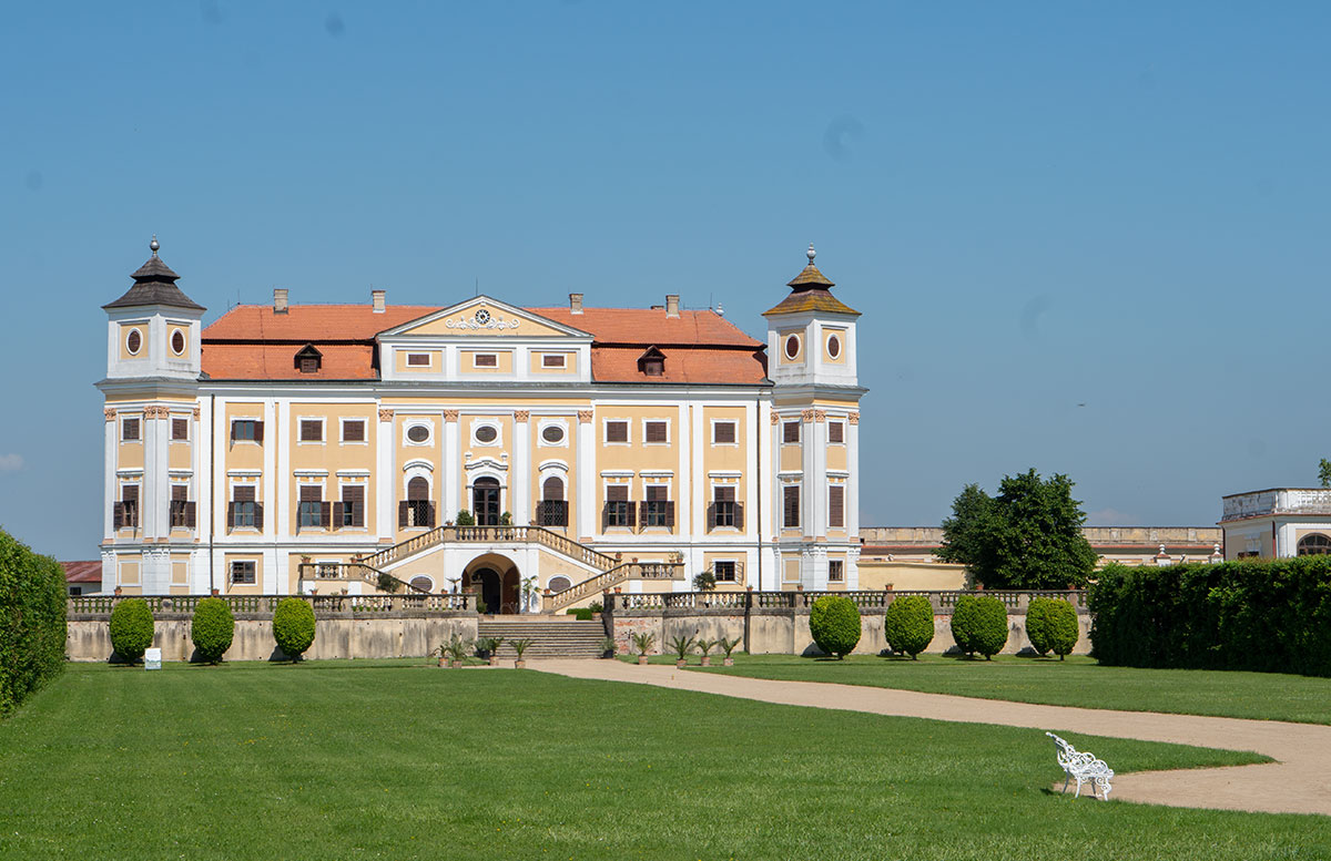 Ausflugsziele-für-Familien-in-Südmähren-schloss-milotice-front