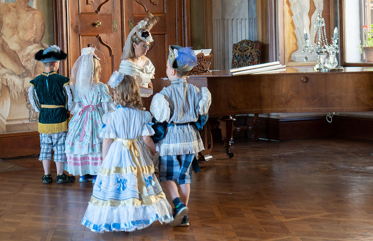 Ausflugsziele-für-Familien-in-Südmähren-schloss-milotice-kinder-bekommen-audience