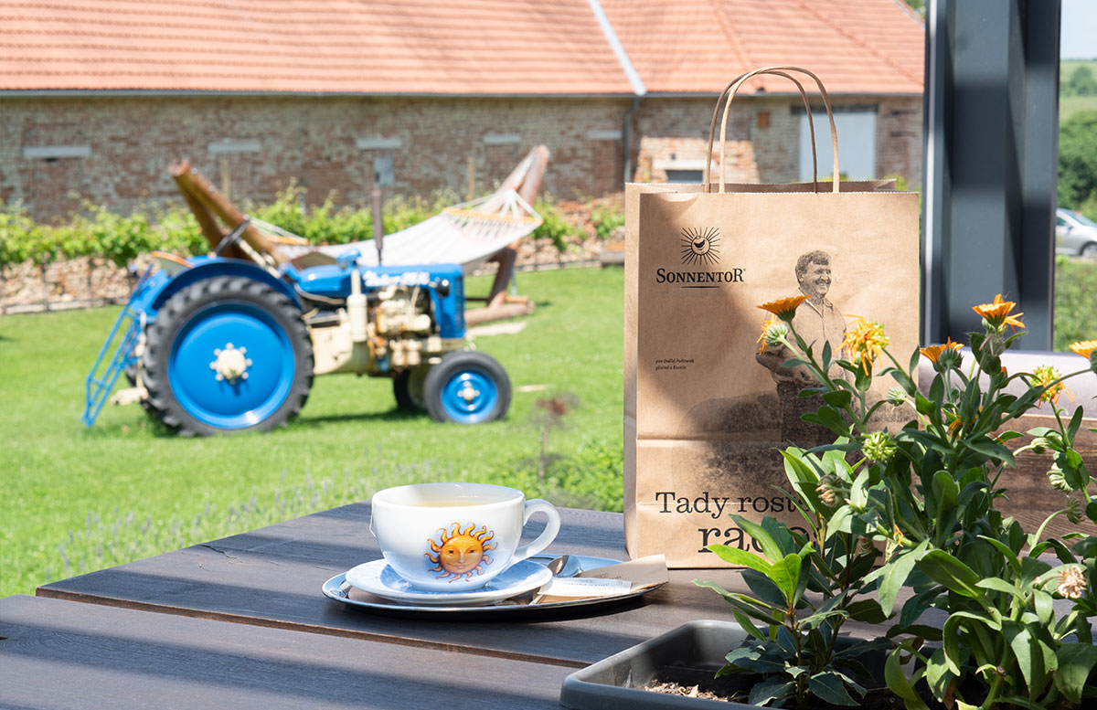 Ausflugsziele-für-Familien-in-Südmähren-sonnentor-kaffee-genießen