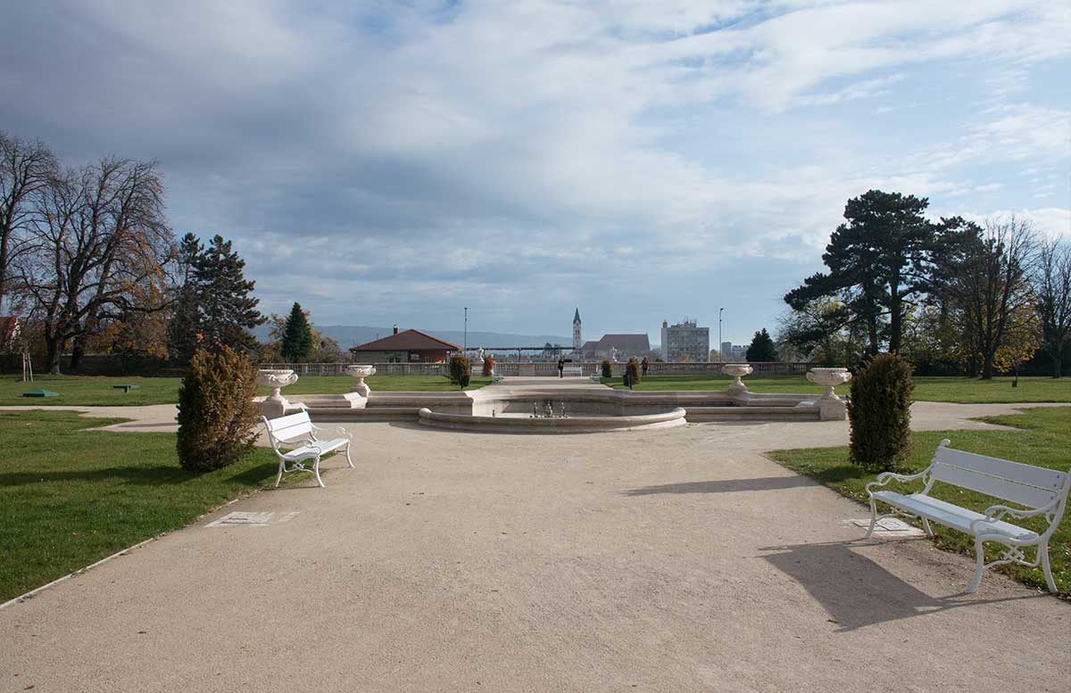Ausflüge-nach-Keszthely-ins-Schlossmuseum,-garten
