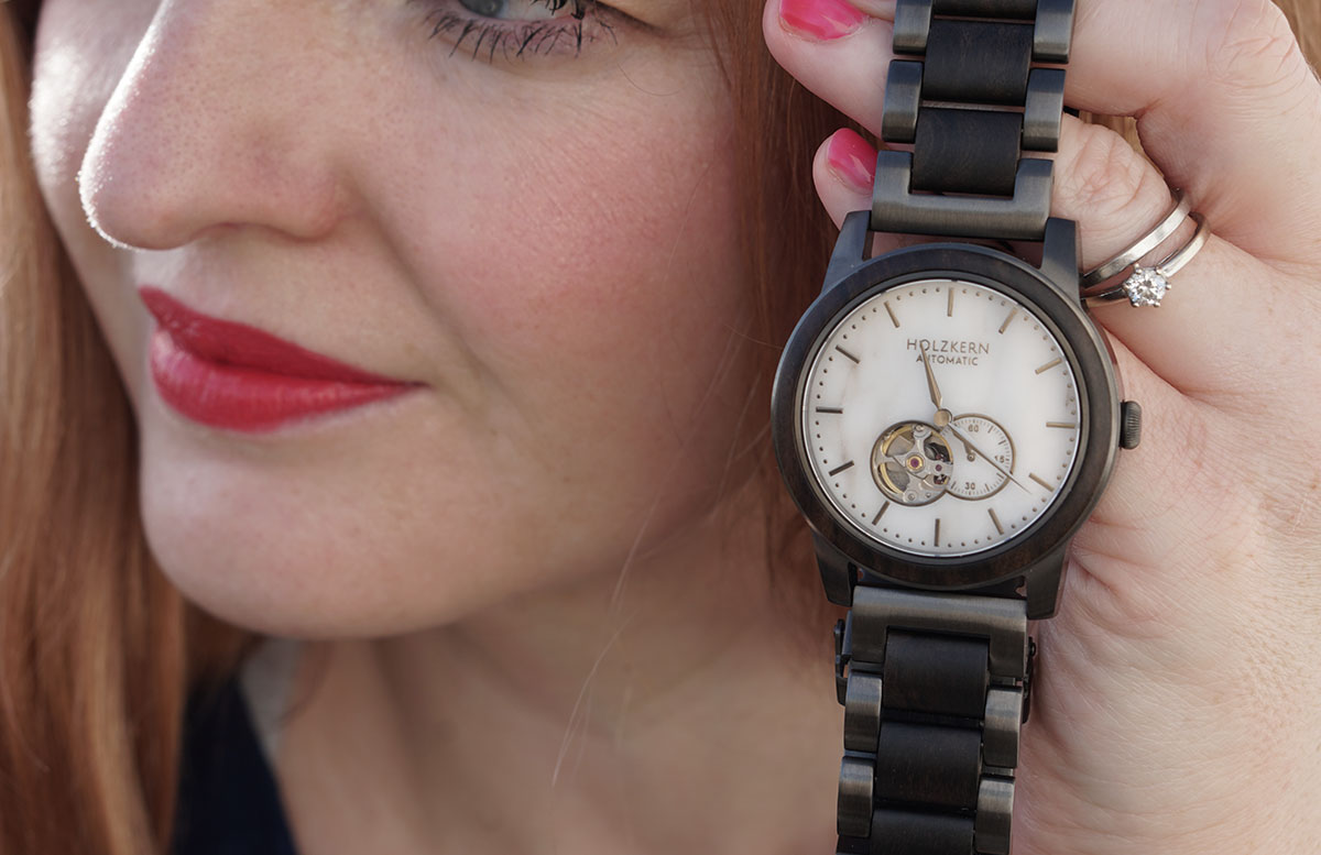 Automatikuhr-von-Holzkern-Aus-Liebe-zur-Natur--vicky-hält-uhr