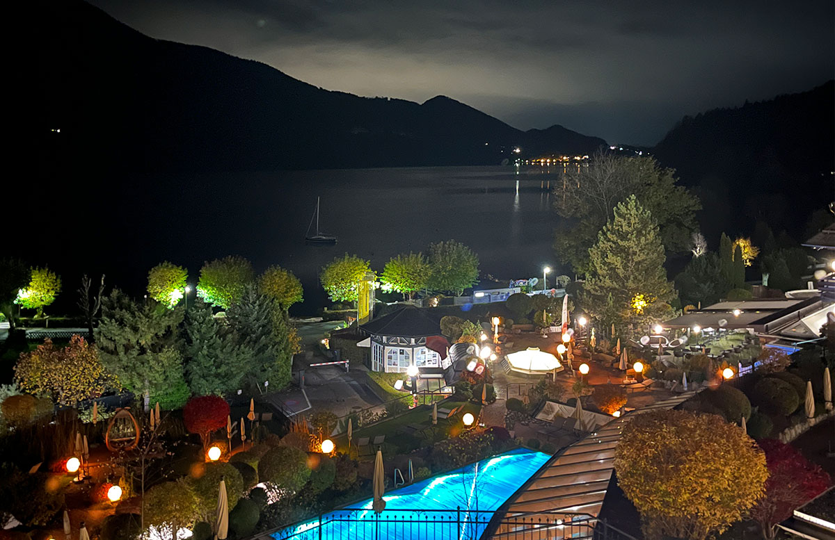 Babymoon-im-Ebner's-Waldhof-am-See-bei-nacht