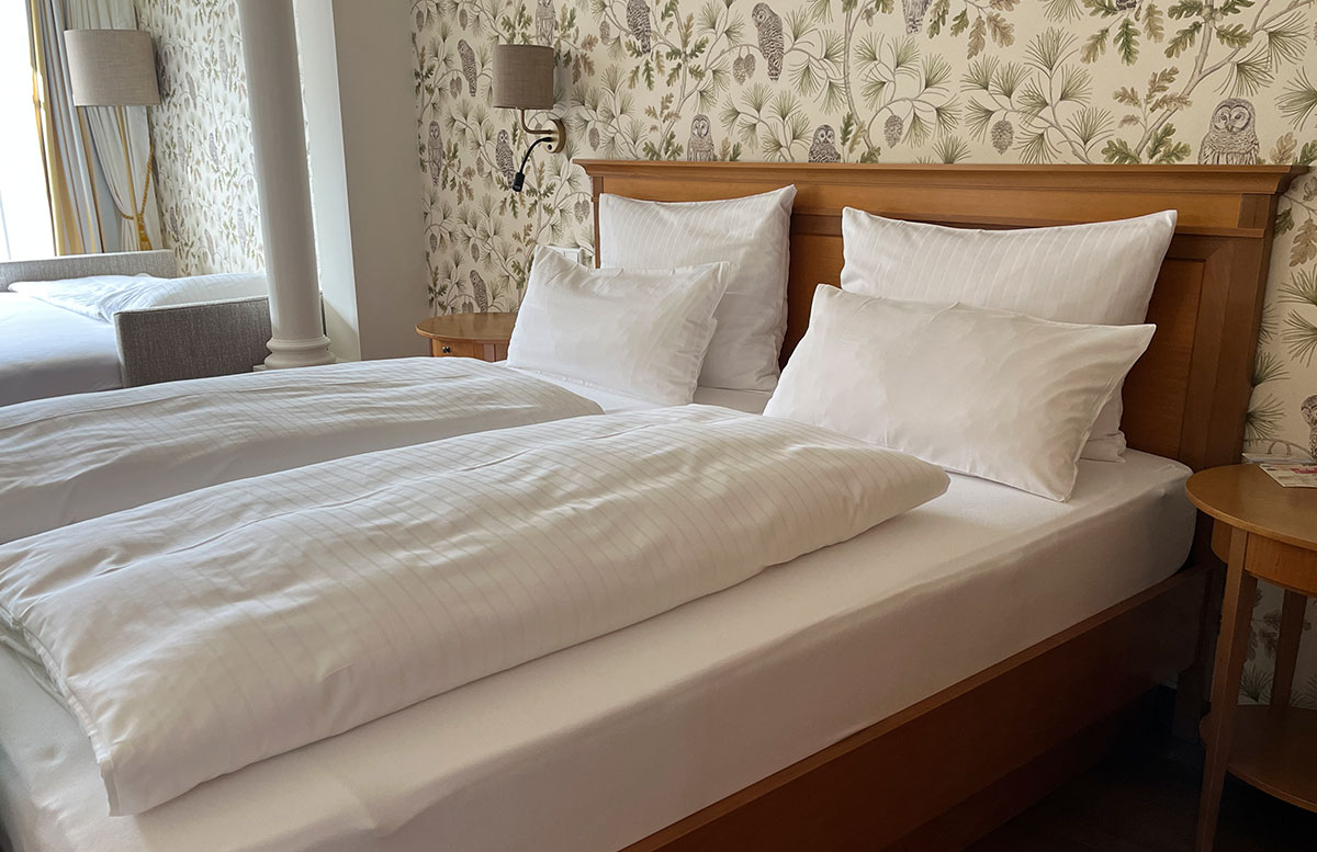 Babymoon-im-Ebner's-Waldhof-am-See-bett