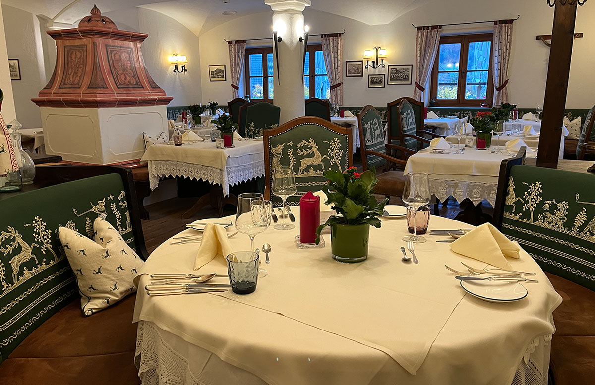 Babymoon-im-Ebner's-Waldhof-am-See-essbereich