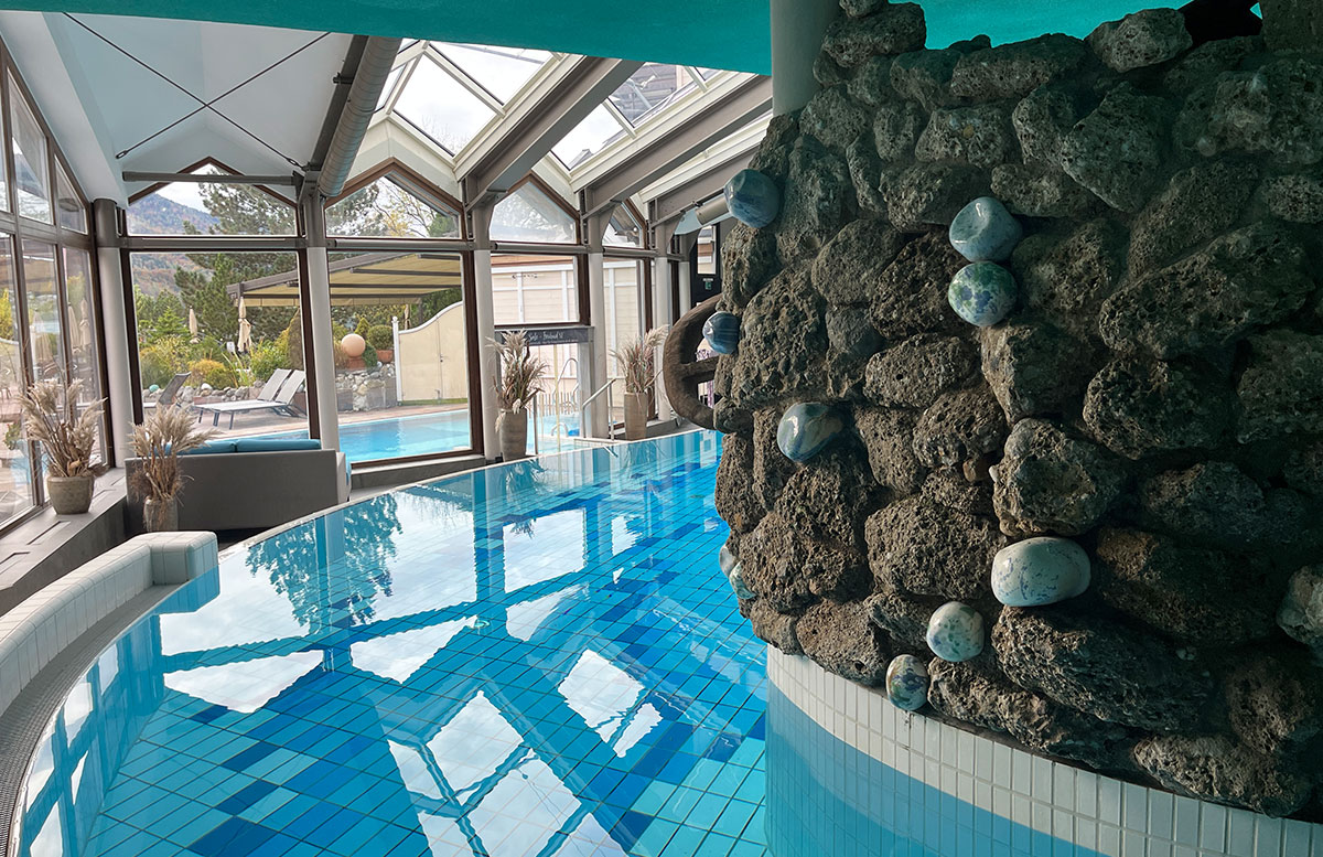Babymoon-im-Ebner's-Waldhof-am-See-indoor-pool