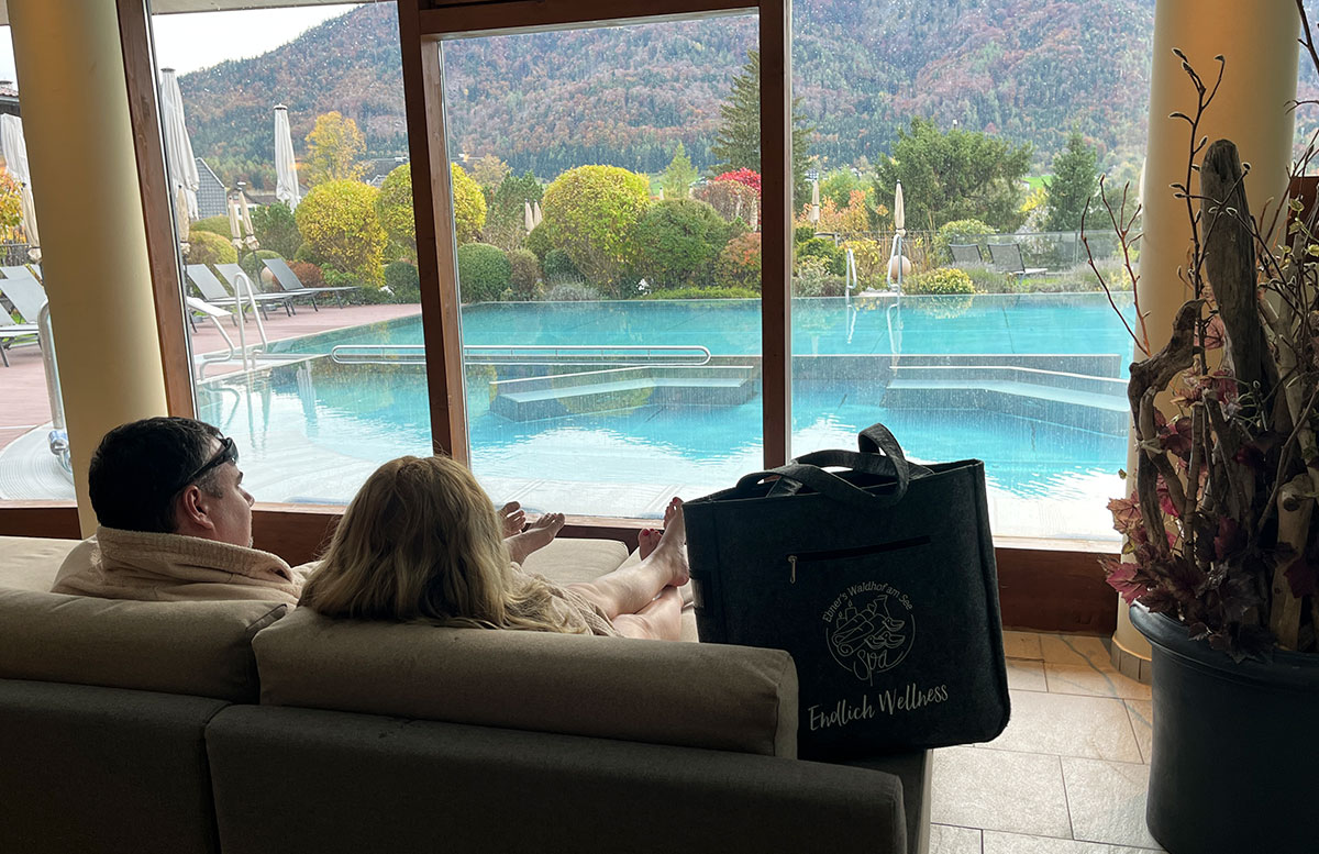 Babymoon-im-Ebner's-Waldhof-am-See-paar-wellness