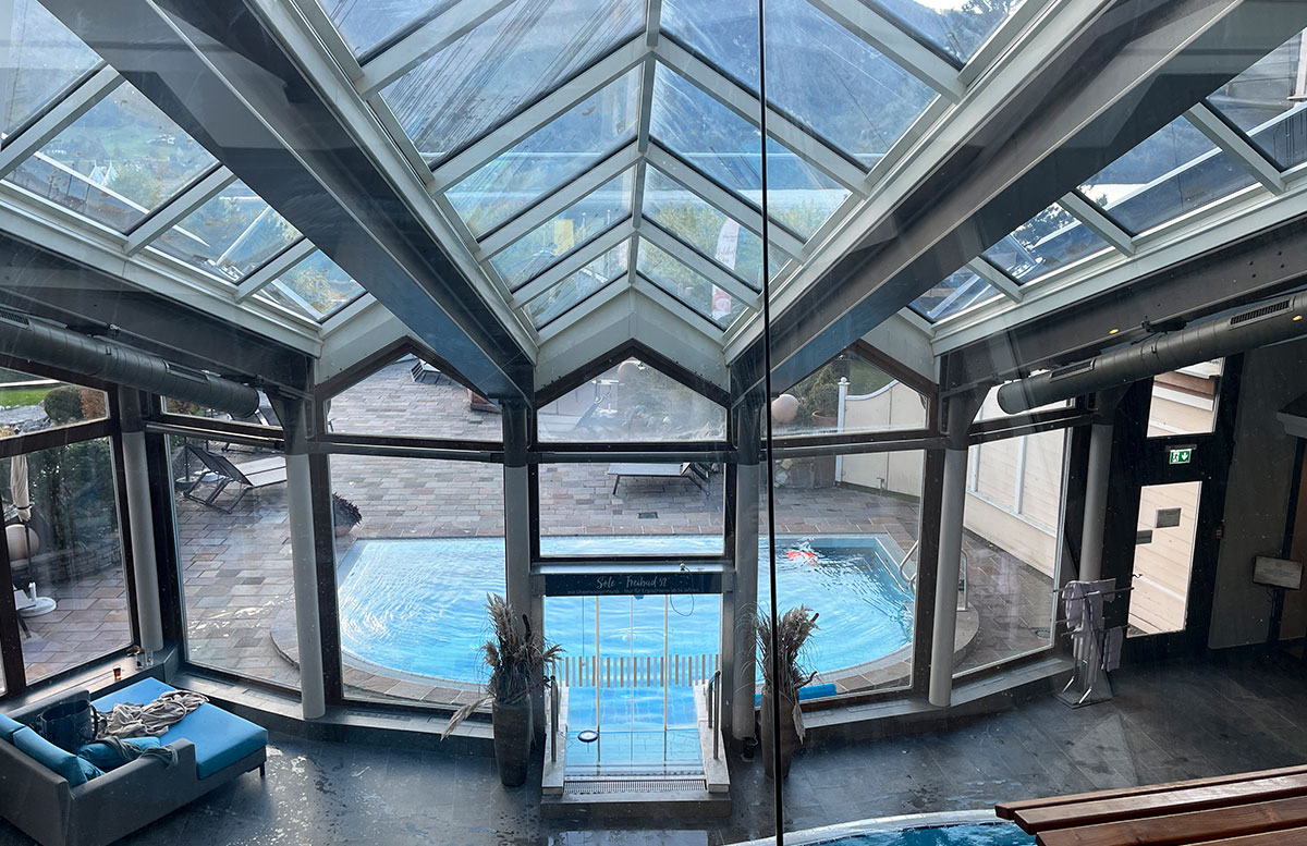 Babymoon-im-Ebner's-Waldhof-am-See-sole-becken
