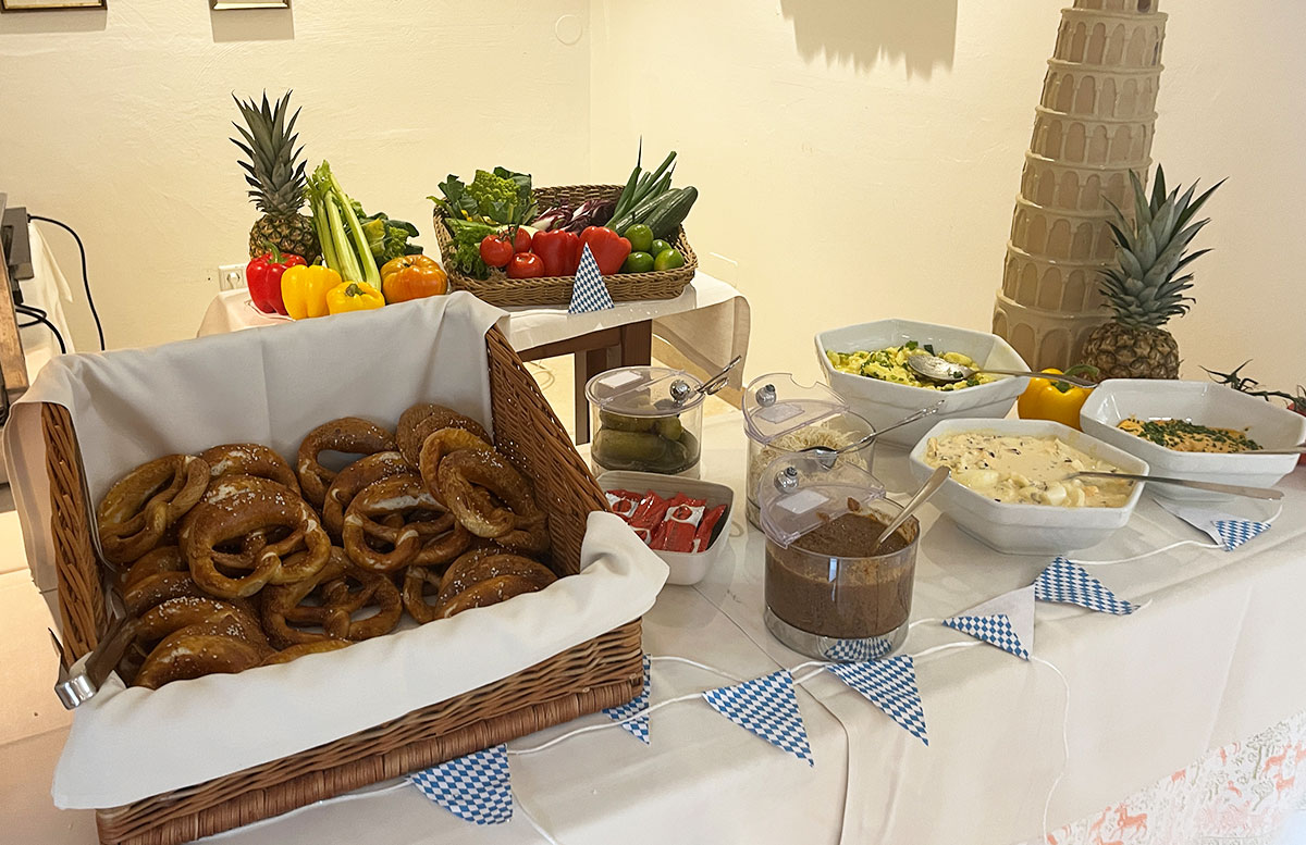 Babymoon-im-Ebner's-Waldhof-am-See-weißwurst-frühstück